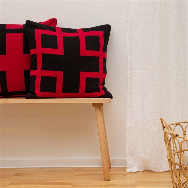 Square knitted cushion cover 50x50 Black Red